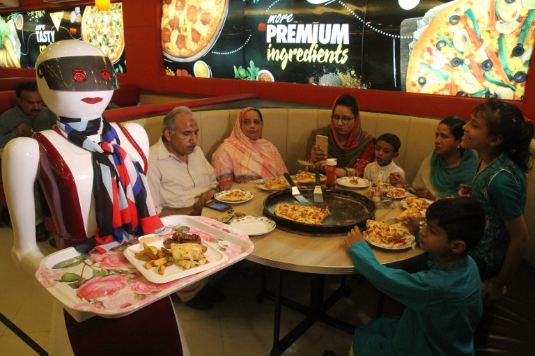 แห่งแรกในปากีฯ! ร้านพิซซ่าใช้”หุ่นยนต์สาว”เสิร์ฟอาหาร ทำยอดขายพุ่งพรวด