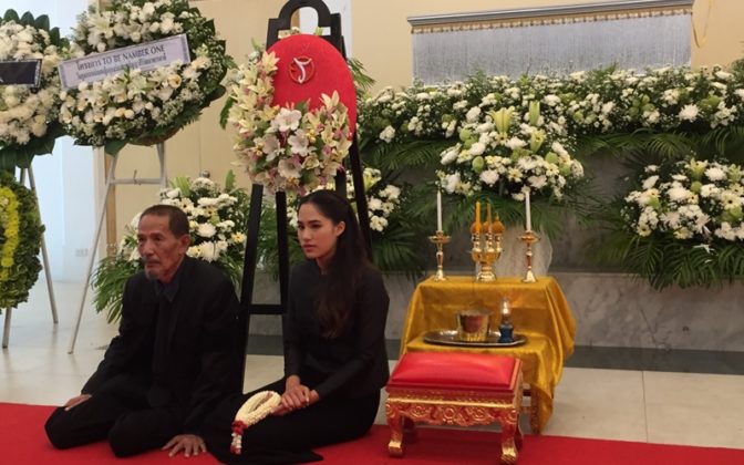 ทูลกระหม่อมฯ พระราชทานพวงมาลา วางหน้าหีบศพ “แหวน- ฐิติมา”