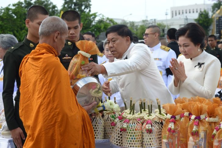 “อัศวิน” นำกทม.ร่วมพิธีทำบุญตักบาตร-ปล่อยคาราวานจิตอาสาโดย “พล.อ.เปรม” เป็นผู้แทนพระองค์