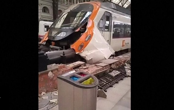 เกิดเหตุรถไฟพุ่งชนสถานีในบาร์เซโลนา ทำประชาชนบาดเจ็บ 54 ราย