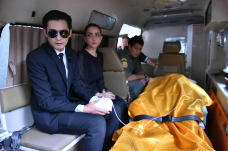 “ศรราม-นิโคล” พร้อมญาติ รับศพ “ป๋าเดียร์” รพ.วิชัยยุทธ ไปบำเพ็ญกุศลวัดสระเกศฯ