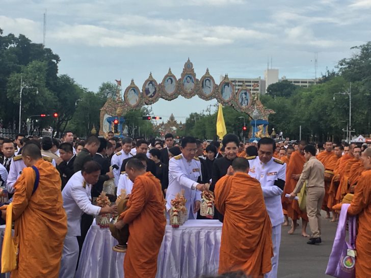 “องคมนตรี-นายกฯ-ครม.” ร่วมทำบุญตักบาตรเนื่องในวันเฉลิมพระชนมพรรษาในหลวงร.10
