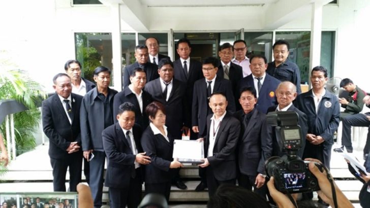 กำนัน-ผญบ.บุกทำเนียบ วอนบิ๊กตู่สอบเอกสารสิทธินายทุนเกาะทะลุ หลังห้ามชาวบ้านขึ้นเกาะ