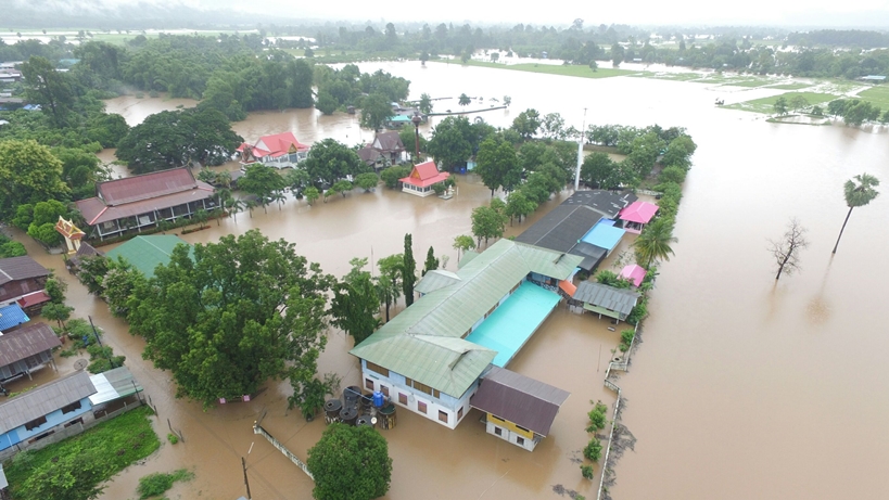 พิษณุโลกฝนตกหนัก! น้ำคลองชมพูเอ่อล้นท่วมโรงเรียนบ้านเรือน ชาวบ้านเร่งย้ายสิ่งของ