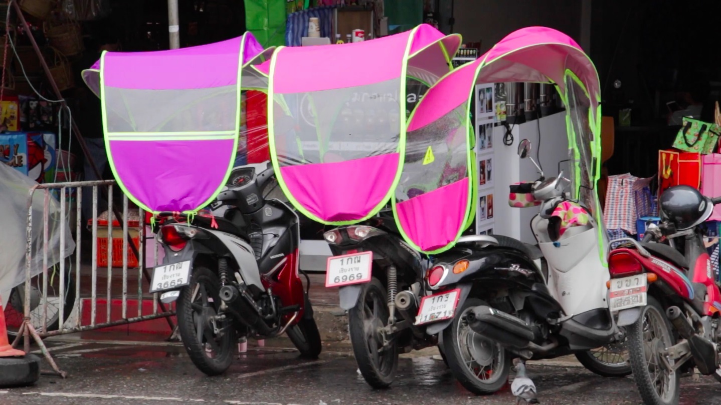 ฮิตระเบิด! ร่มติดมอเตอร์ไซค์จากจีน ยอดขายพุ่งตลาดชายแดน สะดวกไม่ต้องถือให้ปวดแขน