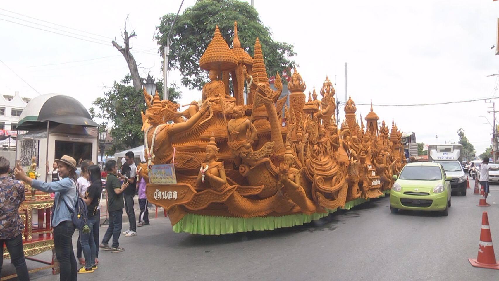 อลังการ! โคราชเคลื่อนขบวนแห่เทียนพรรษาไปอนุสาวรีย์ย่าโม่ นทท.แห่ชมคึกคัก