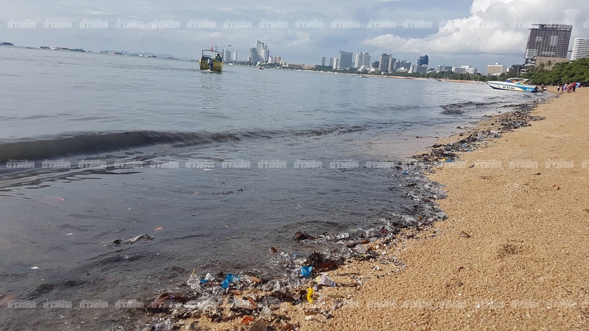 นทท.ต่างชาติร้อง! เดินพักผ่อนชายหาดพัทยาใต้ พบน้ำเสียปล่อยลงทะเลส่งกลิ่นเหม็นแรง