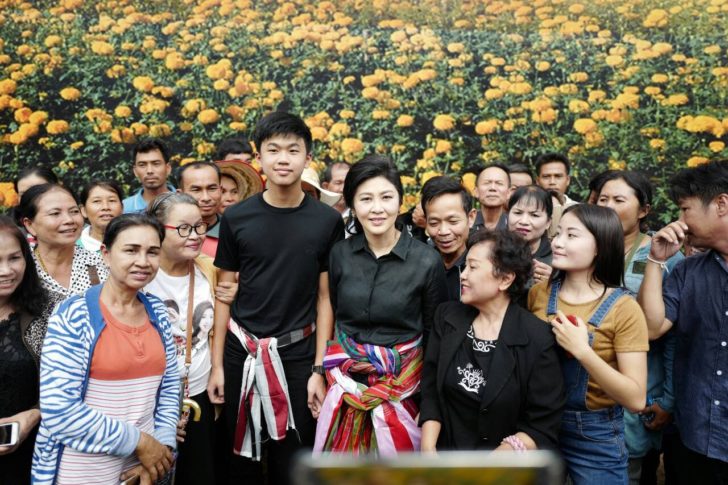 “ยิ่งลักษณ์” ควงน้องไปป์-อดีตส.ส.เพื่อไทย ปลูกดาวเรืองที่อุบลฯ จนท.เฝ้าจับตาจำนวนมาก