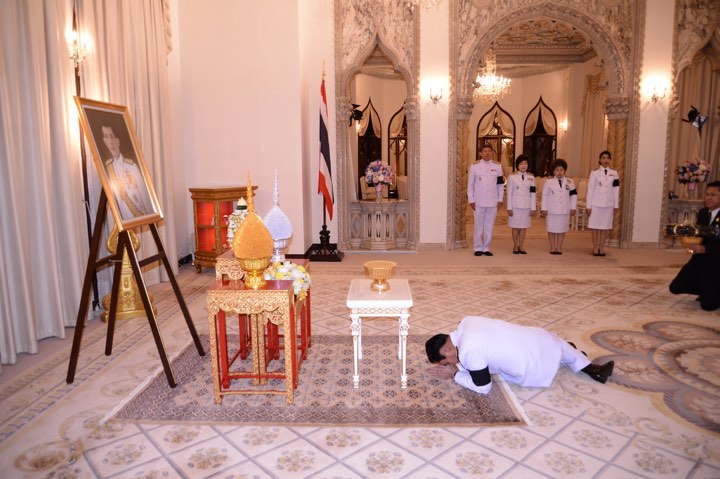 สมเด็จพระเจ้าอยู่หัว โปรดเกล้าฯพระราชทาน เสื้อยืดคอโปโล แก่นายกฯและคณะรัฐมนตรี