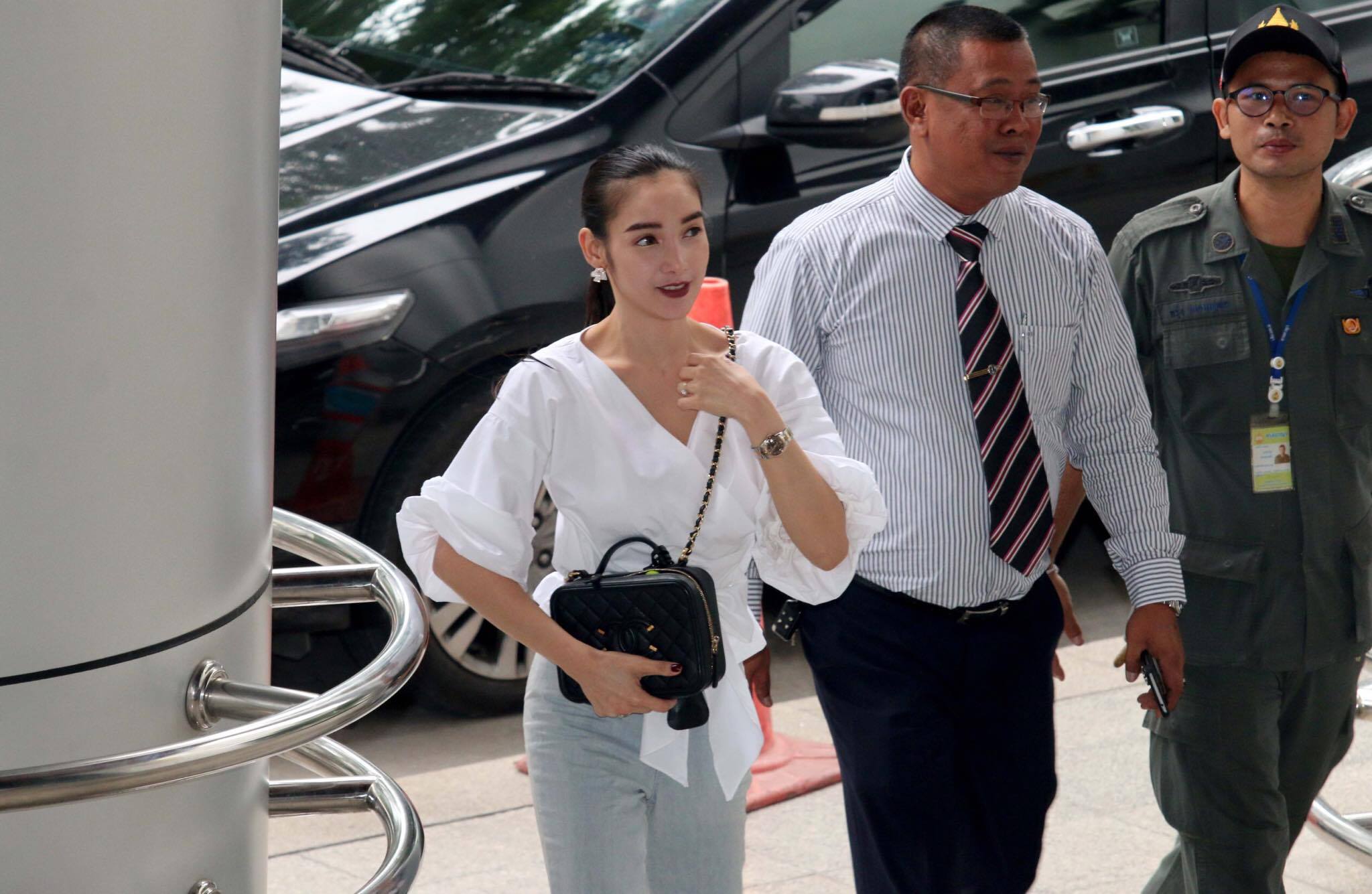 “แพท ณปภา” ยิ้มสู้ ลุ้นอัยการสั่งคดีร่วม”เบนซ์”สามีฟอกเงิน ครบฝากขังสุดท้าย 7 ส.ค.