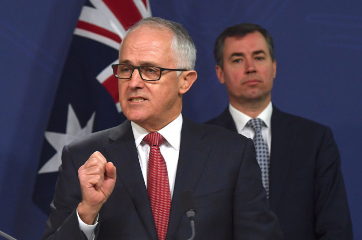 Australian Prime Minister Malcolm Turnbull speaks as Australia's Minister for Justice Michael Keenan listens on during a media conference in Sydney, Australia ออสเตรเลียเข้ม! ยกระดับความปลอดภัยสนามบินทั่วประเทศ หลังสกัดแผนระเบิดเครื่องบินได้