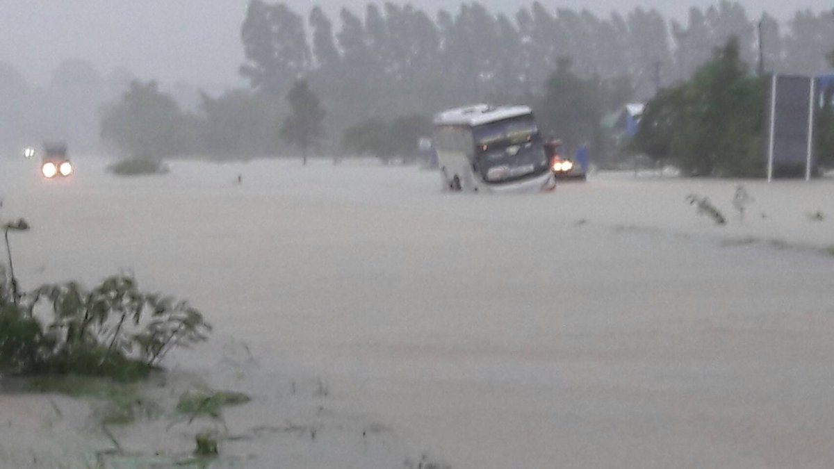 อ่วม! "สกลนคร" เเจ้งปชช. เส้นทาง-หมู่บ้านในพื้นที่น้ำท่วม ที่ไม่สามารถสัญจรได้ตามปกติ