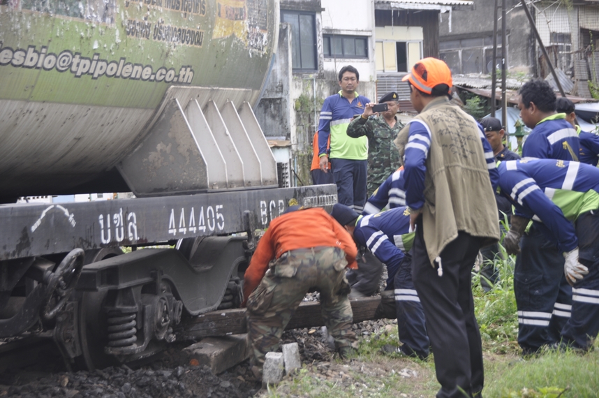 เร่งกู้ซากขบวนรถไฟบรรทุกปูนตกราง คาดเปิดการเดินรถสายอีสานได้ในเช้าวันนี้
