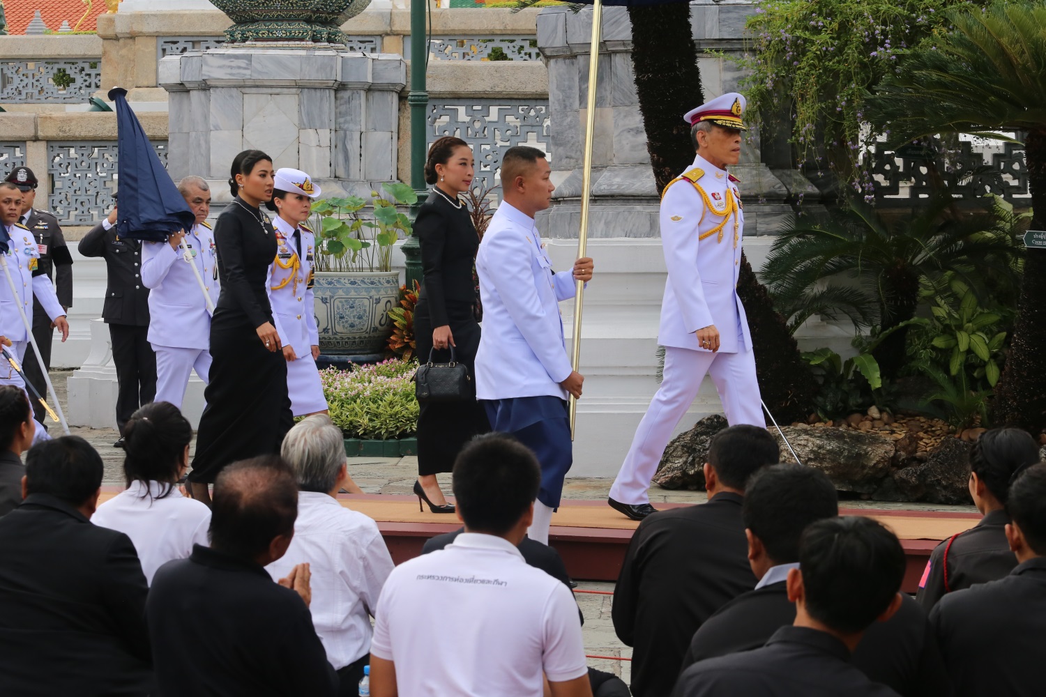 ในหลวง ร.10 เสด็จฯ พระราชพิธีอาสาฬหบูชา พสกนิกรปีติทรงทักทายใกล้ชิด