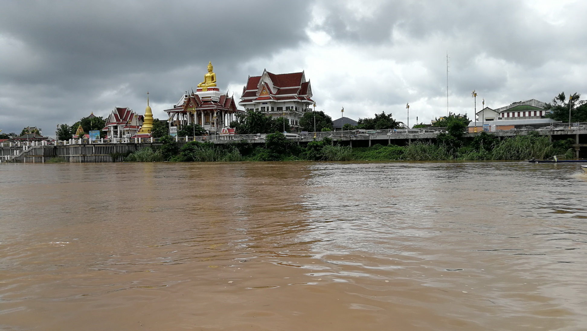 ตำรวจน้ำหนองคายออกลาดตระเวนเตือน ปชช.ริมน้ำโขง หลังระดับน้ำเพิ่มขึ้นกว่า 18 ซม.