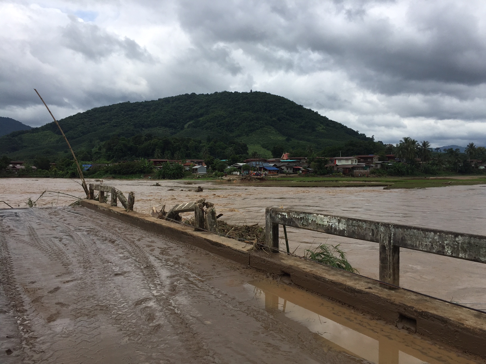 หนองคายฝนตกหนัก ฝายชลประทาน 2 แห่งแตกซัดถนนทางเข้าบ้านวังมน อ.สังคม ขาด