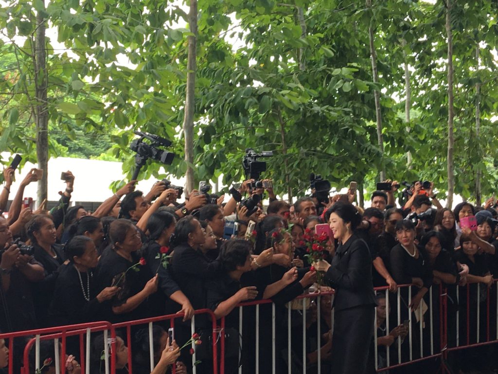 “ยิ่งลักษณ์” น้ำตารื้นขึ้นศาลคดีจำนำข้าวนัดสุดท้าย ปชช.ให้กำลังใจเพียบ!