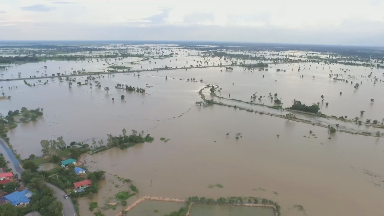 น้ำท่วมโคราชขยายวงกว้าง! บ้านเรือนนับพัน-นาข้าวนับหมื่นไร่จมน้ำ