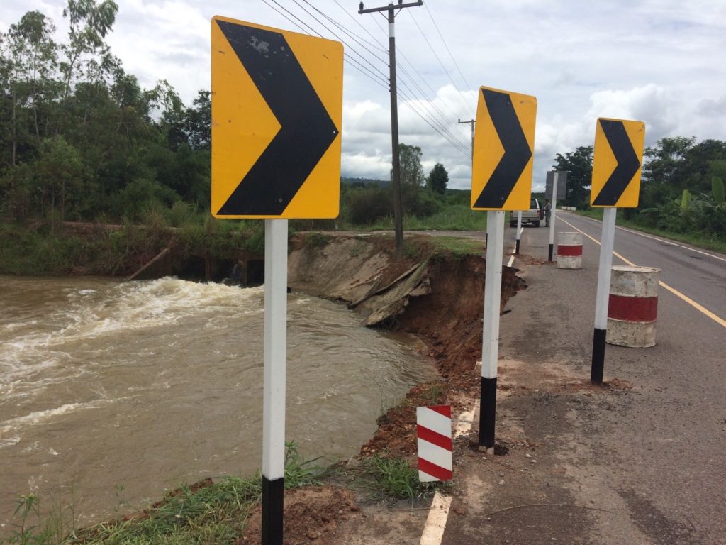 ฝนตกหนักน้ำป่าไหลกัดเซาะถนนพังที่บึงกาฬ จนท.ปักป้ายเตือนป้องกันอุบัติเหตุ