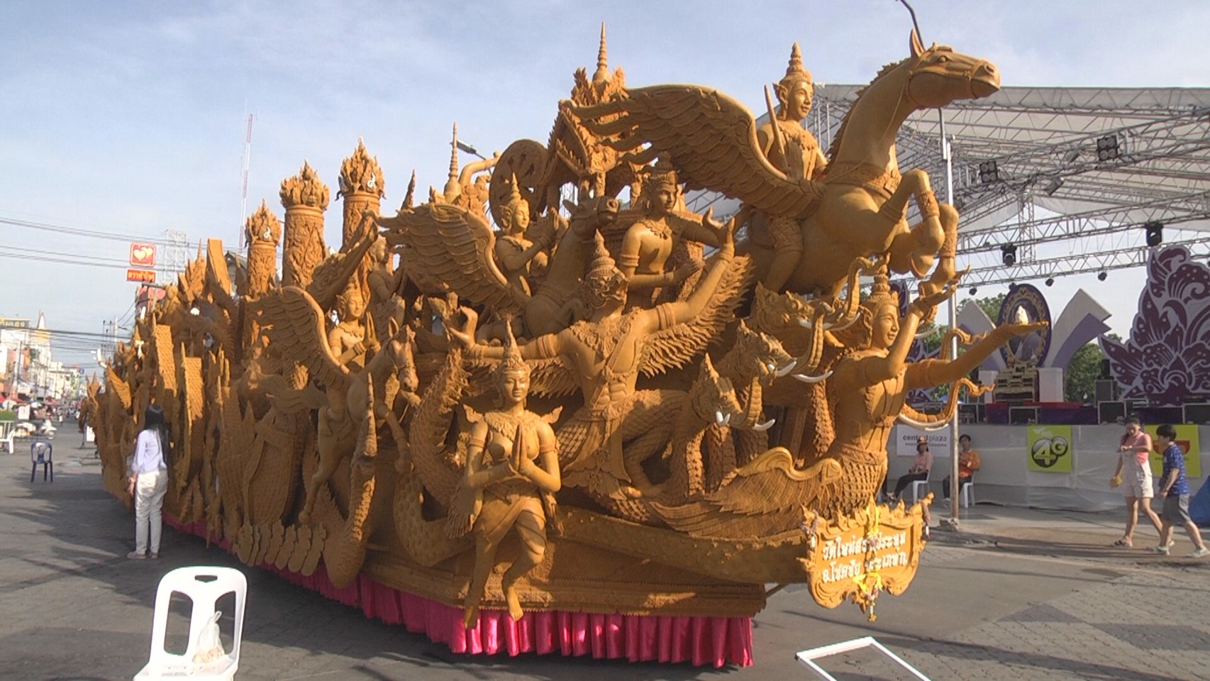 ตระการตา! โคราชเปิดงานประเพณีแห่เทียนพรรษาอย่างยิ่งใหญ่ ท่ามกลางนักท่องเที่ยวเนืองแน่น