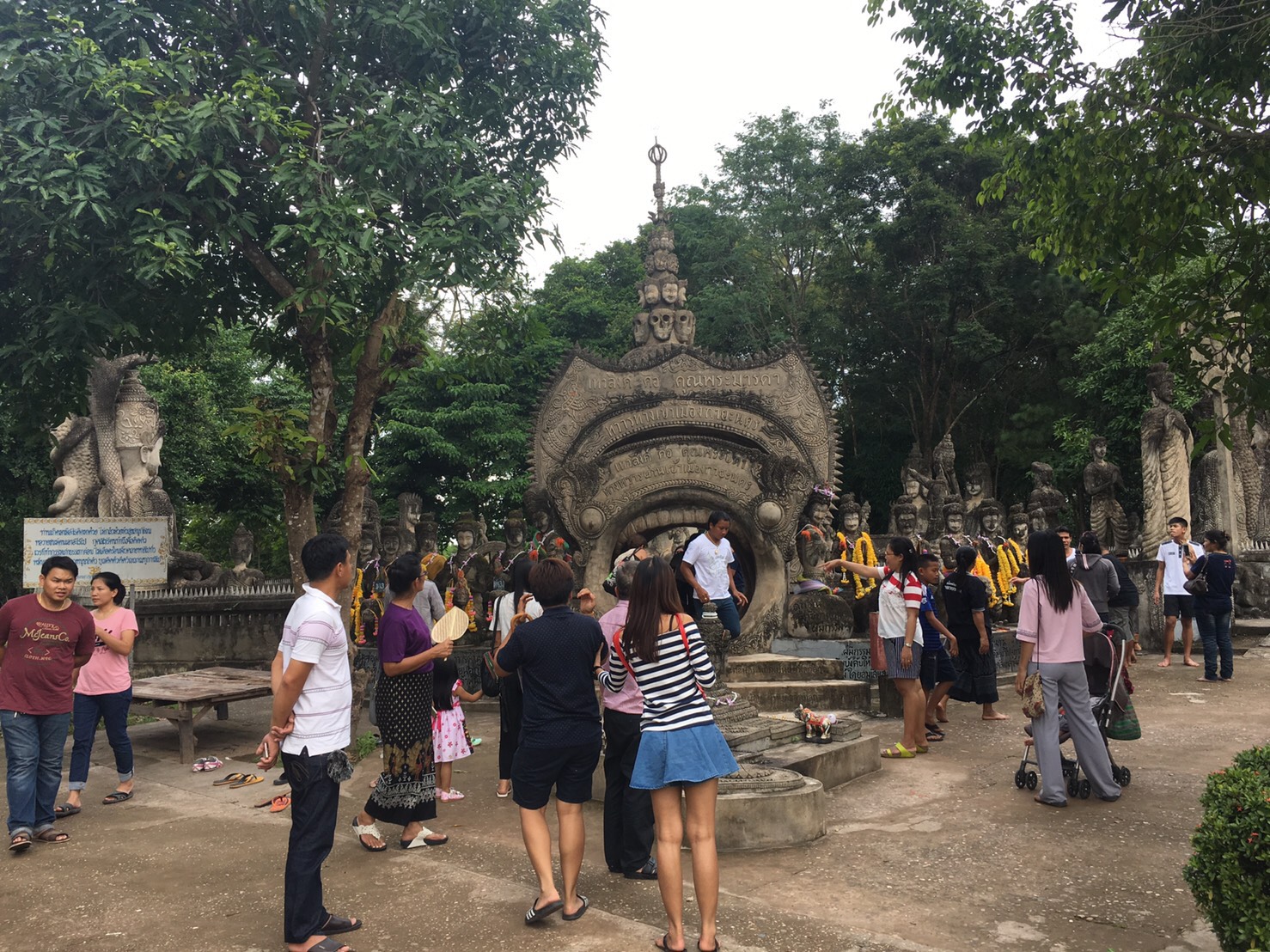 หยุดยาวหนองคายคึกคัก! ประชาชนแห่สักการะพระธาตุกลางน้ำ-เที่ยววัดแขก