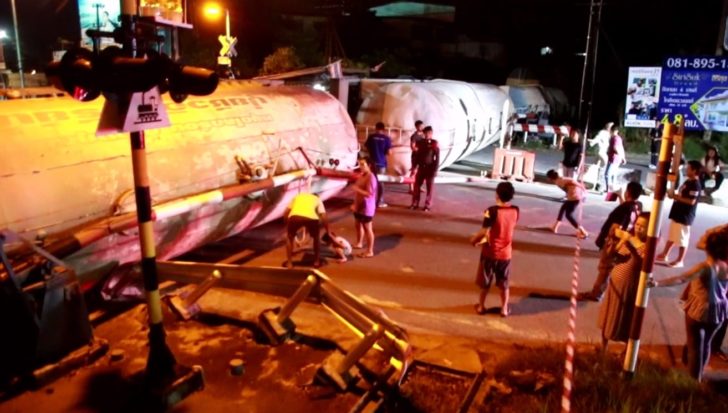 ระทึก! โบกี้รถไฟบรรทุกปูน ล้อหลุดคว่ำขวางราง ขบวนรถสายอีสานต้องหยุดไม่ต่ำ 12 ชม.