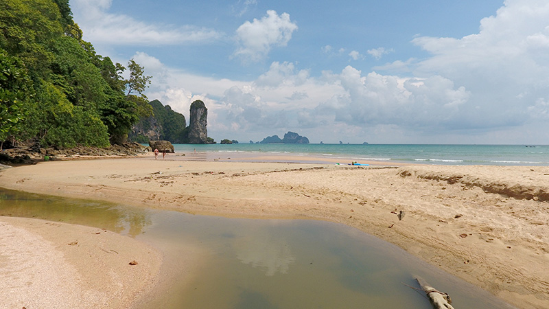 โรงแรม-ร้านค้าปล่อยน้ำเสียลงทะเลอ่าวนาง กระบี่กระทบท่องเที่ยวหนัก