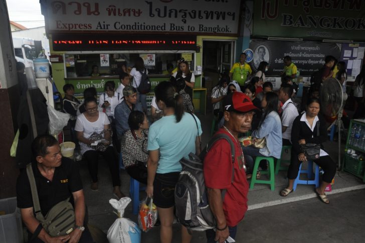 แห่กลับ กทม.แน่น บขส.โคราช หลังหยุดยาวเข้าพรรษา ส่วนถนนมิตรภาพรถเริ่มแน่นบางช่วง