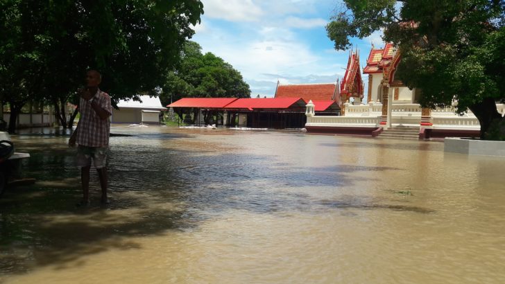 ฝนตกหนัก! น้ำท่วม 2 ตำบลอุทัยธานี อบต.เร่งทำกระสอบทรายกั้น-ซ่อมเเซมถนน