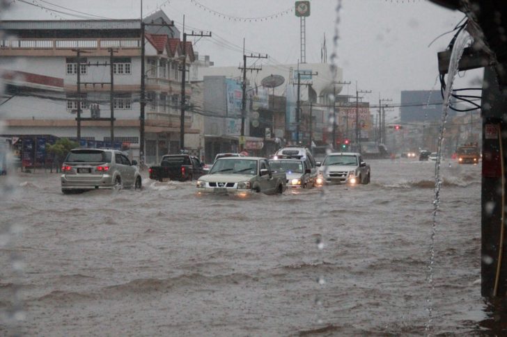 น้ำท่วมอีสาน-เหนือ ฉุดดัชนีเชื่อมั่นก.ค.ดิ่งอีก-หอการค้าเผยเสียหายแล้วเกือบหมื่นล้าน