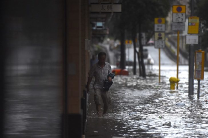 HONG KONG-WEATHER-TYPHOON-HATO พิษไต้ฝุ่นฮาโตะ พัดถล่ม “ฮ่องกง-มาเก๊า-จีนตอนใต้” คร่าชีวิตพุ่ง12ราย บาดเจ็บนับร้อย