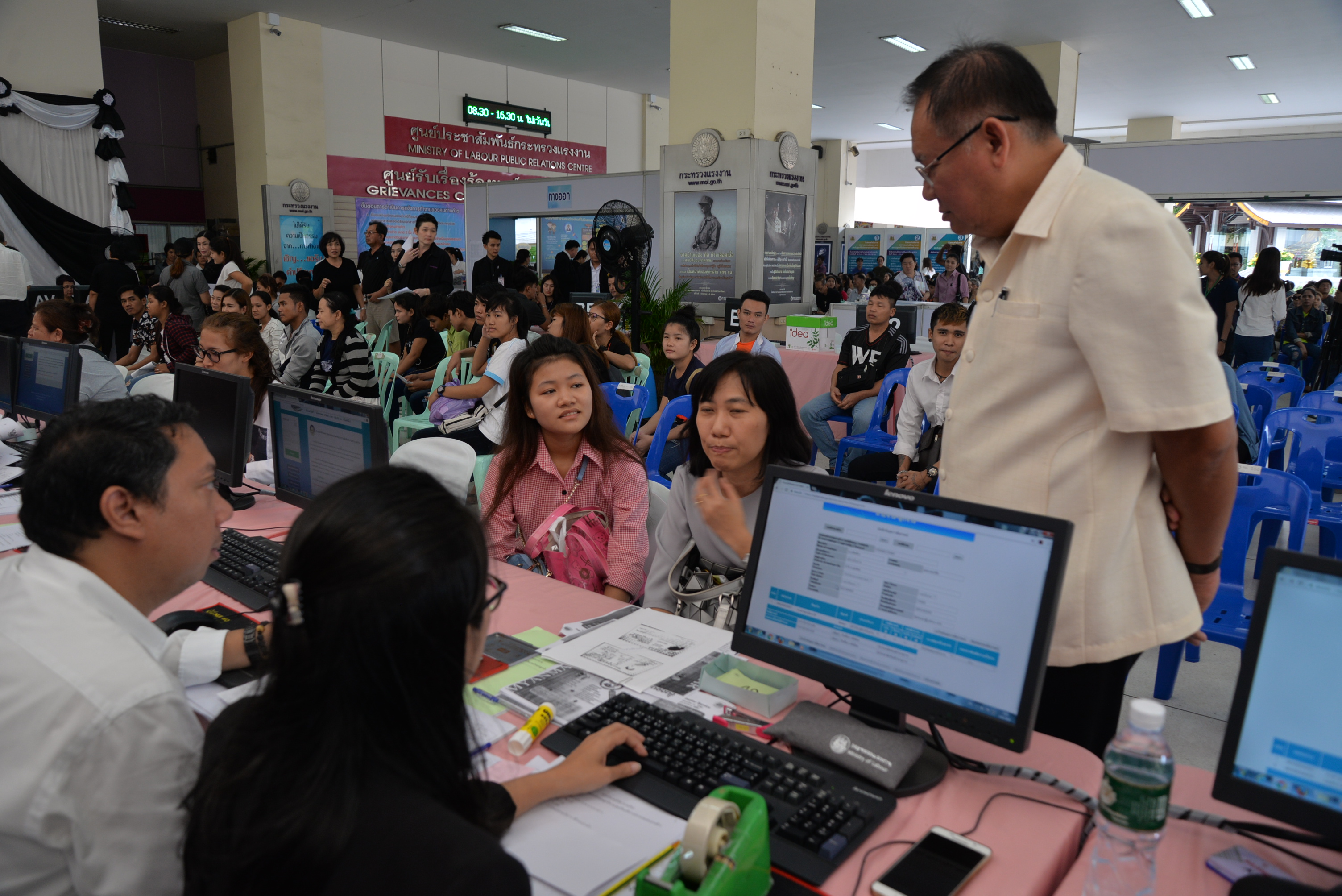 กระทรวงแรงงาน ตรวจสอบพิสูจน์ความสัมพันธ์ นายจ้าง-ลูกจ้าง วันแรกคึกคัก