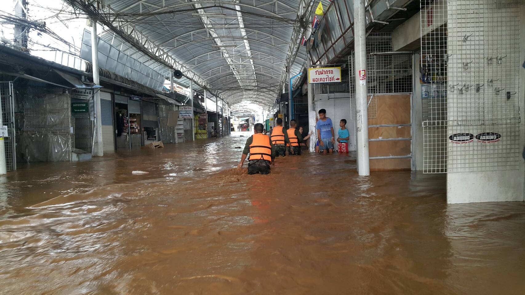โกลาหล! น้ำทะลักท่วมตลาดชายแดนเชียงราย เร่งอพยพชาวบ้าน ด้านฝั่งเมียนมาพ่อค้าแม่ค้าขนของหนีจ้าละหวั่น