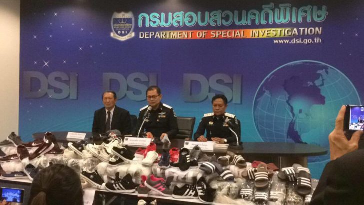 ดีเอสไอจับ 2 นายทุนจีนเอี่ยวนำเข้ารองเท้าปลอมหนีภาษีกว่า 1 แสนคู่ มูลค่ากว่า 20 ล้าน
