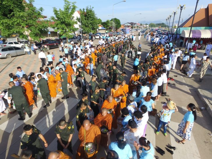 บึงกาฬ ทำบุญตักบาตรถวายเป็นพระราชกุศลสมเด็จพระนางเจ้าสิริกิติ์