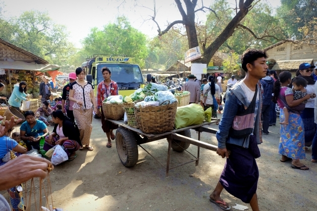 ตะลุยเมียนมา ชมตลาดสดใน “พุกาม” นั่งรถม้าชมทะเลเจดีย์แบบชิล..ชิล (คลิป)