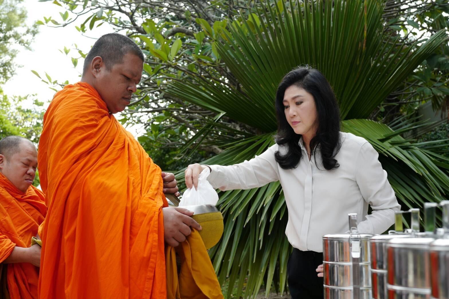 “ยิ่งลักษณ์” ทำบุญที่บ้านพัก-วัดระฆังฯ พระให้พรขอให้แคล้วคลาดปลอดภัย