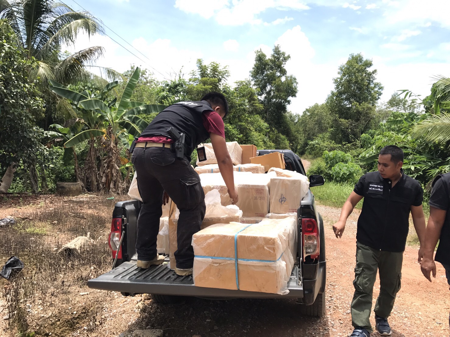 ยึดบุหรี่ต่างประเทศยี่ห้อดังหนีภาษีกว่า 14,000 ซอง มูลค่าครึ่งล้าน เอาซุกบ้านร้าง!
