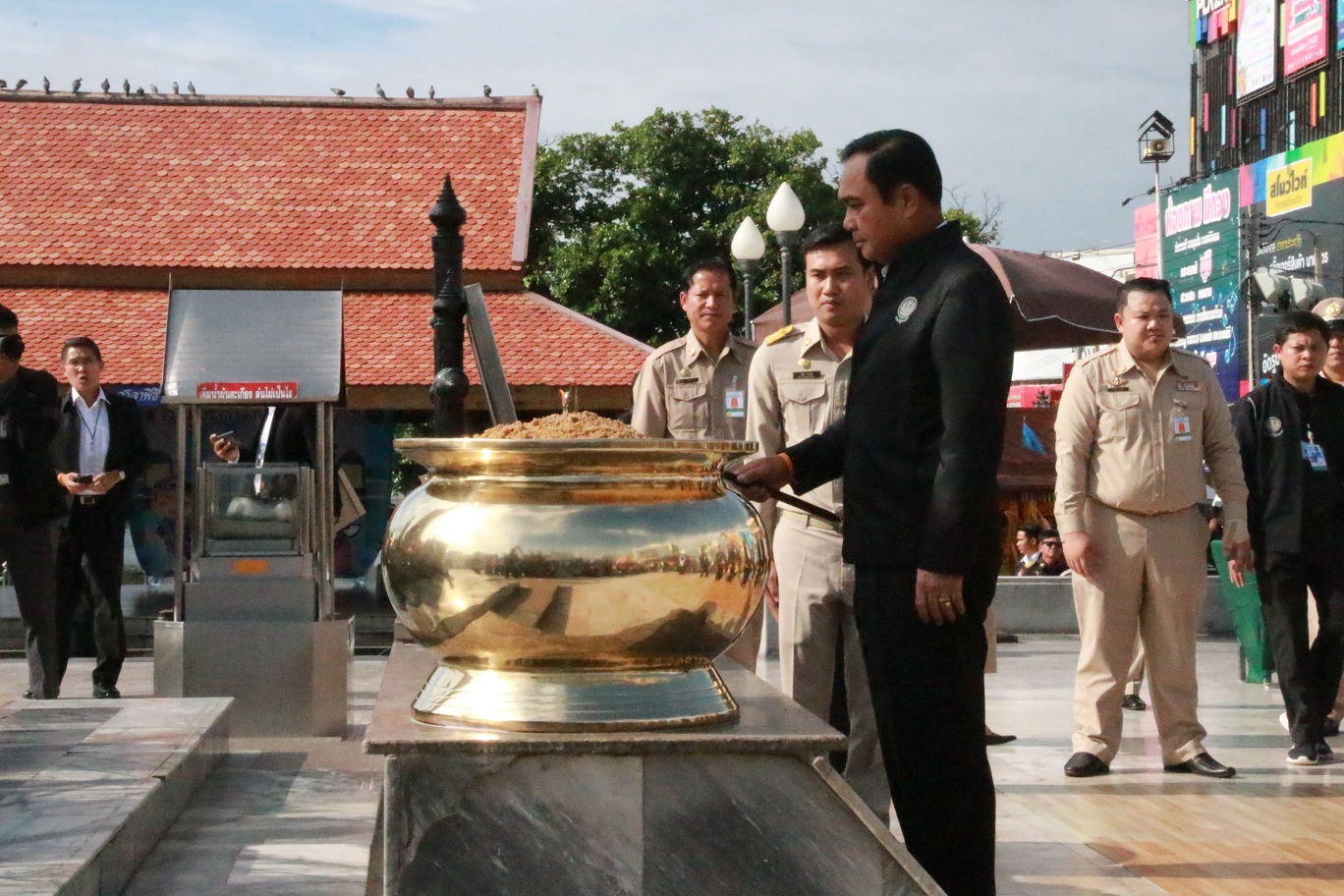 “บิ๊กตู่” ไหว้ย่าโม – ศาลเจ้าพ่อไฟ ก่อนเยี่ยมประชาชนชาวโคราช