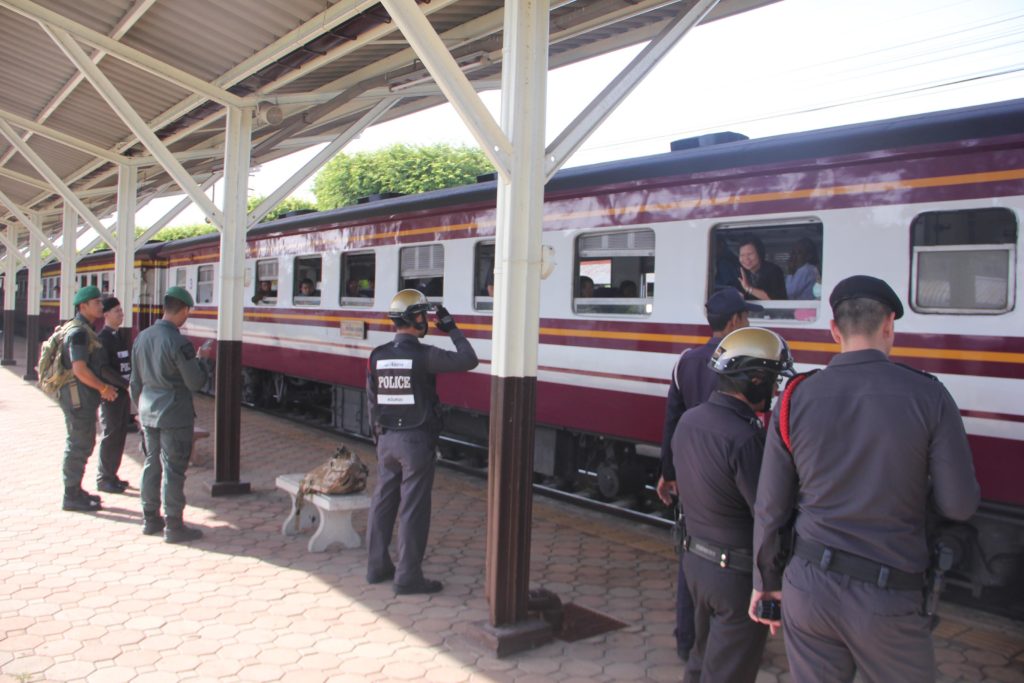 ลำปางตรวจวันที่ 2 ไม่พบผู้โดยสารนั่งรถไฟไปให้กำลังใจ “ยิ่งลักษณ์”-ไม่ห้าม แค่ตรวจบัตรประชาชน