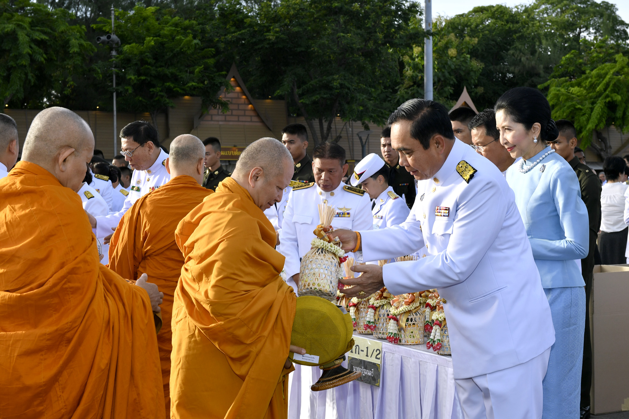 นายกฯทำบุญตักบาตรถวายพระราชกุศลแด่สมเด็จพระนางเจ้าสิริกิติ์ พระบรมราชินีนาถ ในรัชกาลที่ 9