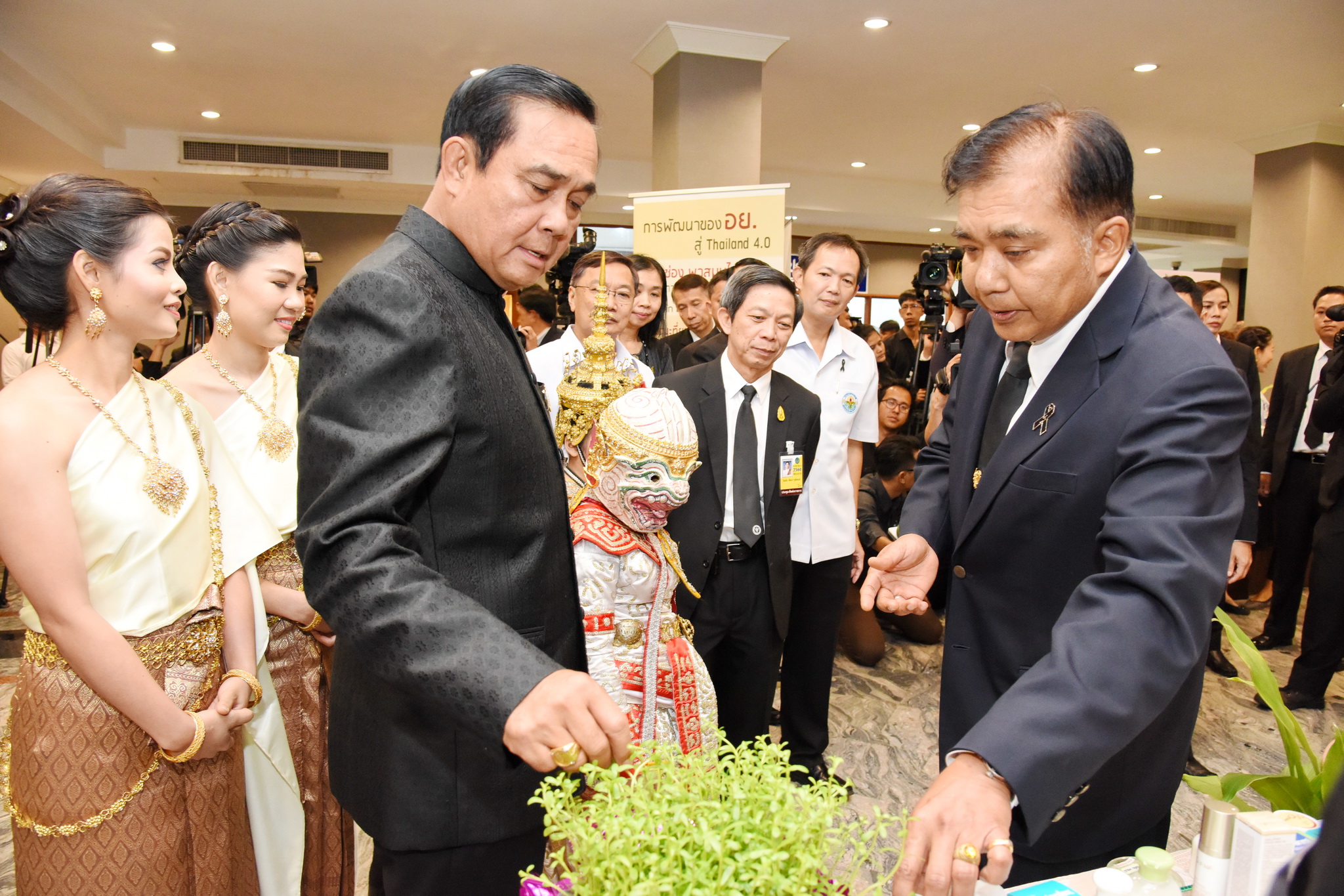 บิ๊กตู่ ยัน คำสั่งม.44 ล้วนเป็นประโยชน์ ไม่เคยลงโทษ ยกเว้นคนไม่ทำงาน