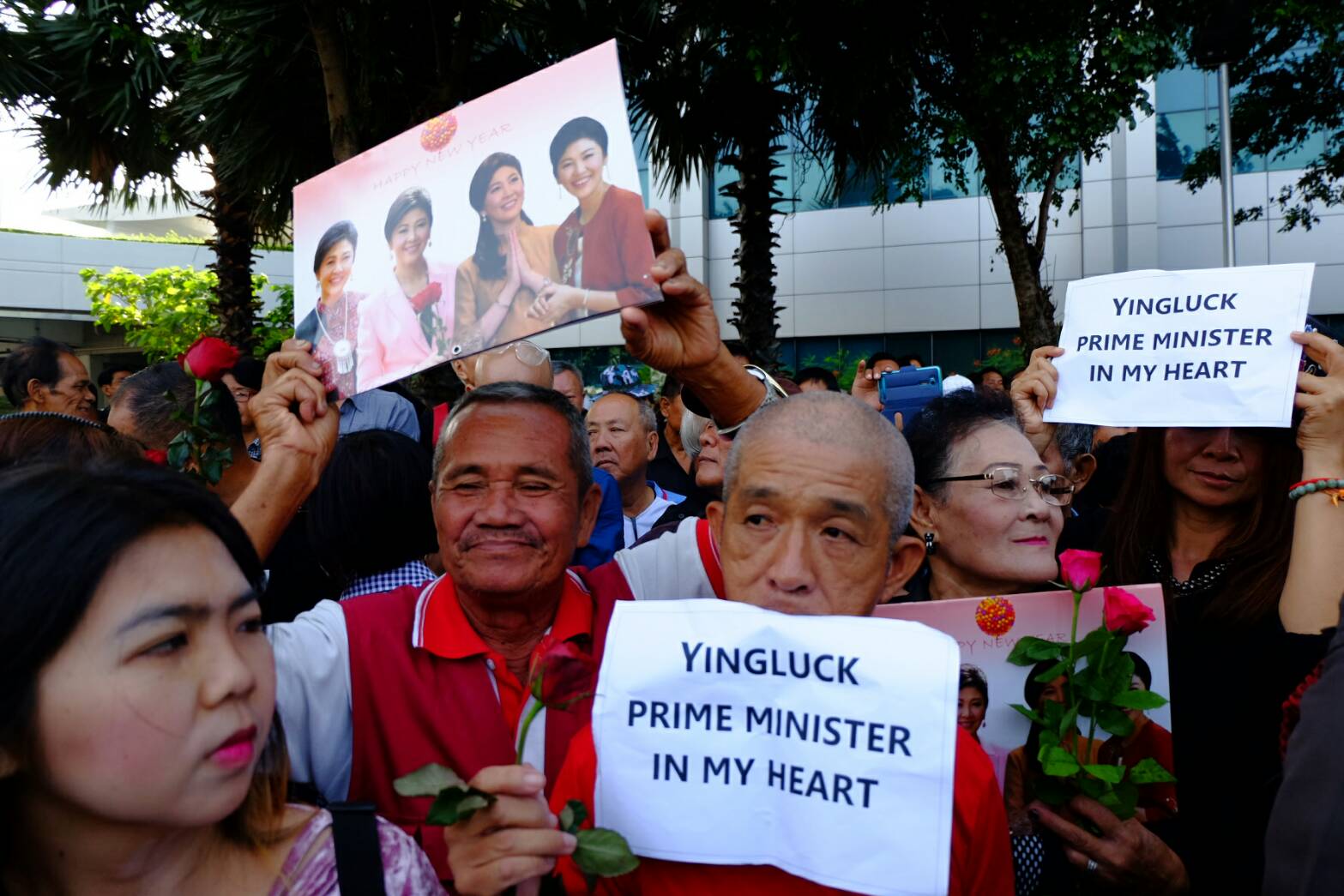 บรรยากาศมวลชนแห่ให้กำลังใจ “ยิ่งลักษณ์” ก่อนแถลงปิดคดีจำนำข้าว