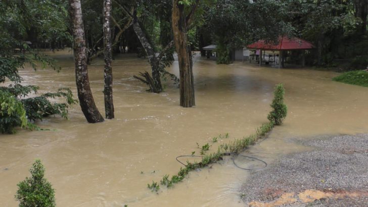 อีสานสู่ใต้ ฝนกระหน่ำตรัง น้ำป่าไหลทะลัก โรงเรียนตชด.บ้านหินจอก ขนของหนีน้ำอลหม่าน