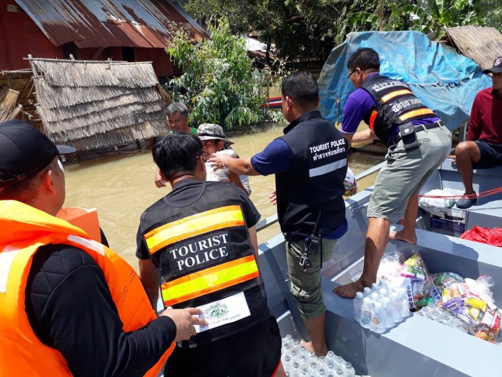 ตร.น้ำนำเรือออกเเจกข้าวกล่อง-อาหารเเห้ง ช่วยเหลือชาวบ้านประสบภัยน้ำท่วม