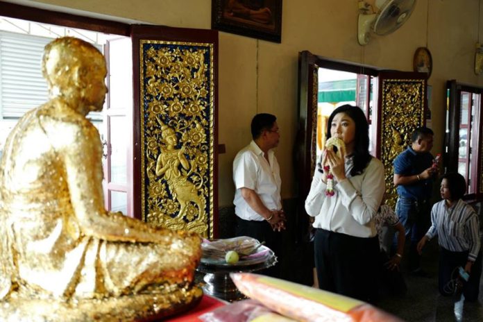 เปิดภาพชุด “ยิ่งลักษณ์” กราบหลวงพ่อโตที่วัดระฆัง ก่อนไปสิงคโปร์