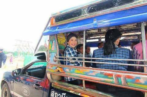 สุดฮาโซเชียลแห่แชร์ภาพ “ยิ่งลักษณ์” นั่งสองแถว-ต่อด้วยวินจยย.ส่งท่าเรือหางยาวหนีออกนอกปท.