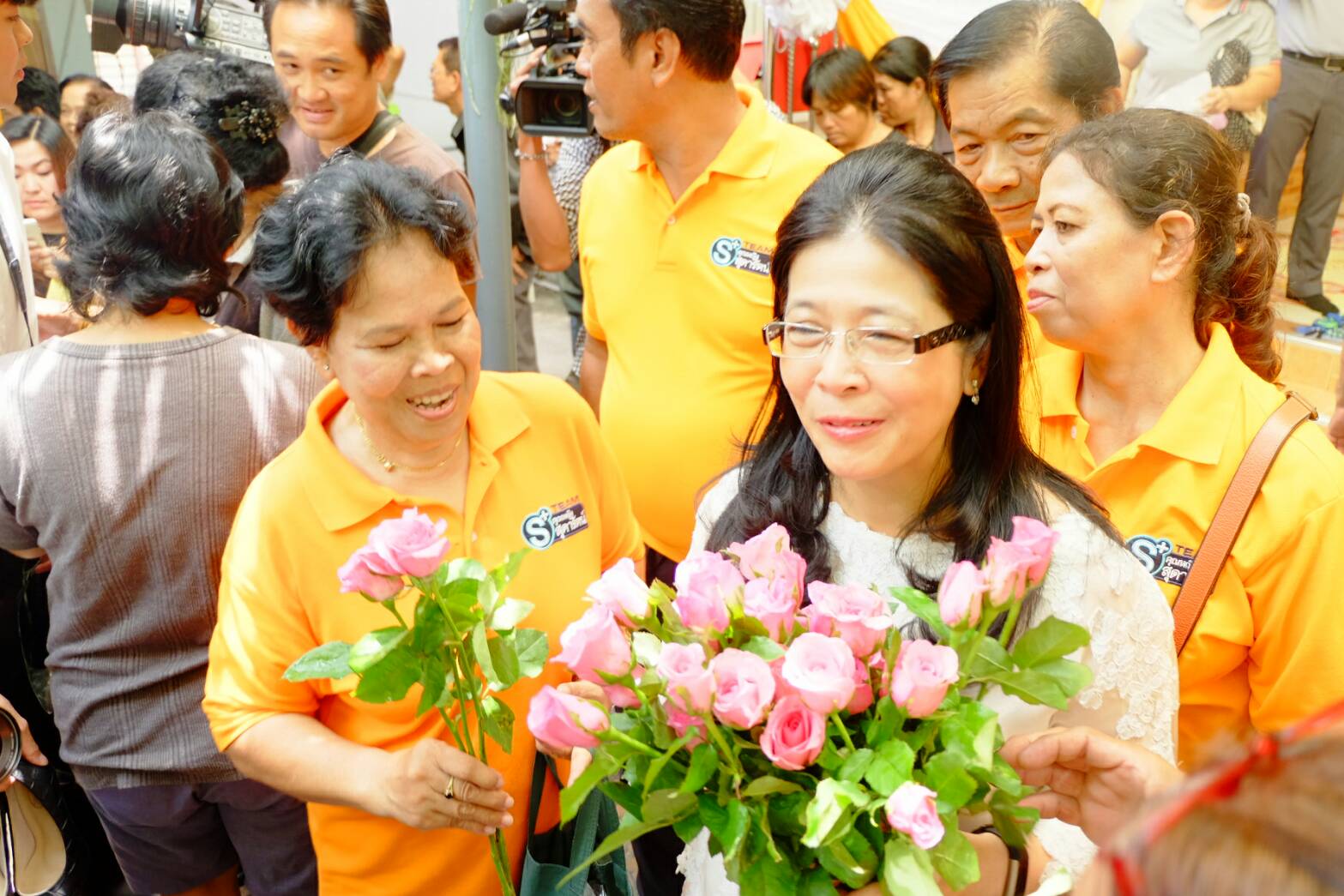 “สุดารัตน์” ปัดข่าวนั่งผู้นำเพื่อไทย ชี้มีหัวหน้าพรรคอยู่แล้ว