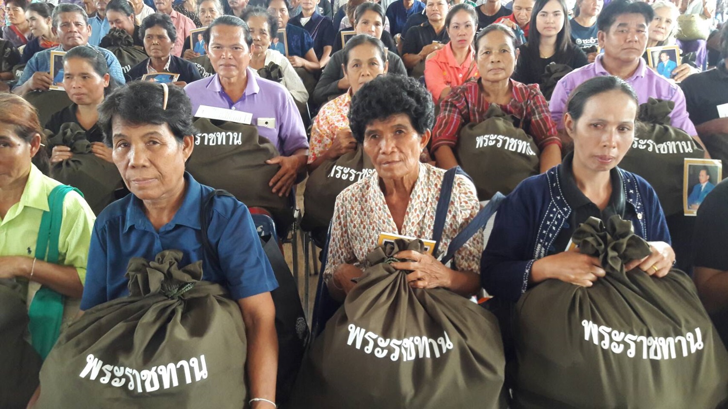 ร.10 พระราชทานสิ่งของช่วยผู้ประสบอุทกภัย จ.กาฬสินธุ์