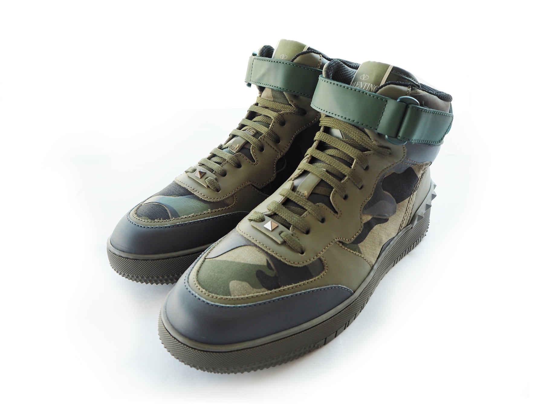 เสน่ห์ลายพราง บนสนีกเกอร์ VALENTINO